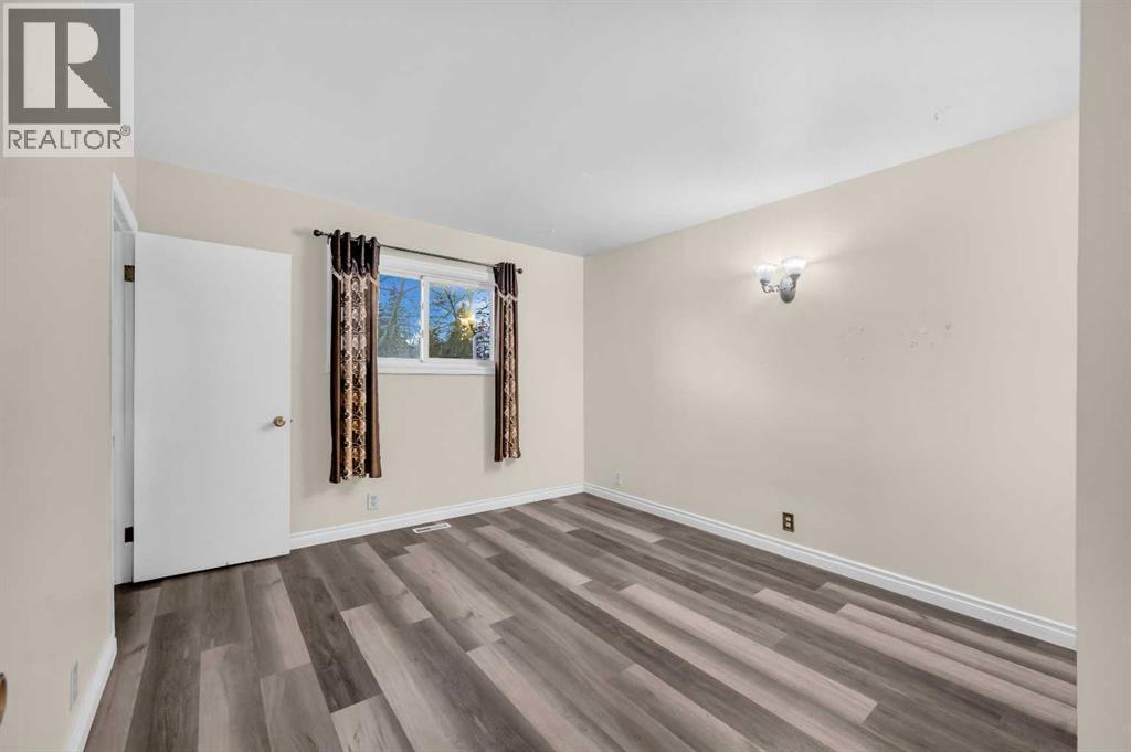 1527 52 Street Se, Calgary, AB - Indoor Photo Showing Other Room