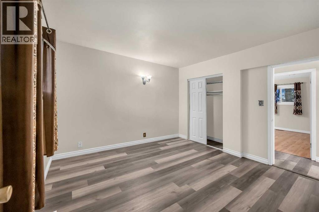 1527 52 Street Se, Calgary, AB - Indoor Photo Showing Other Room