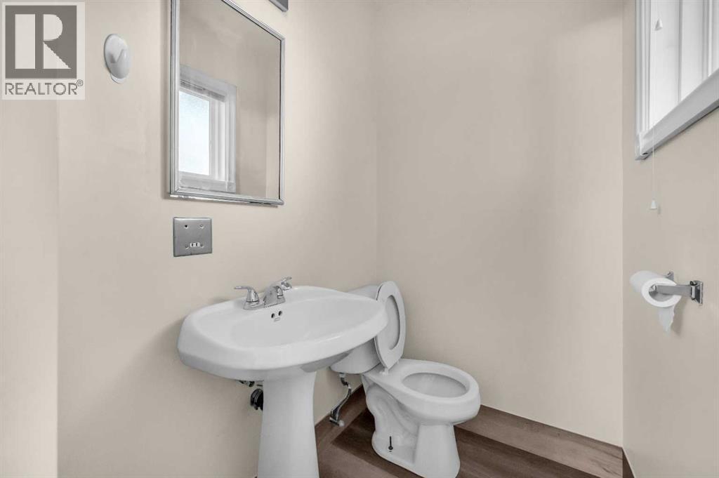 1527 52 Street Se, Calgary, AB - Indoor Photo Showing Bathroom