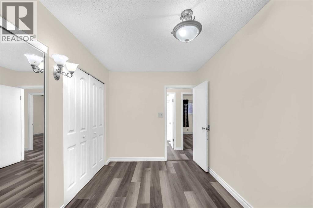 1527 52 Street Se, Calgary, AB - Indoor Photo Showing Other Room