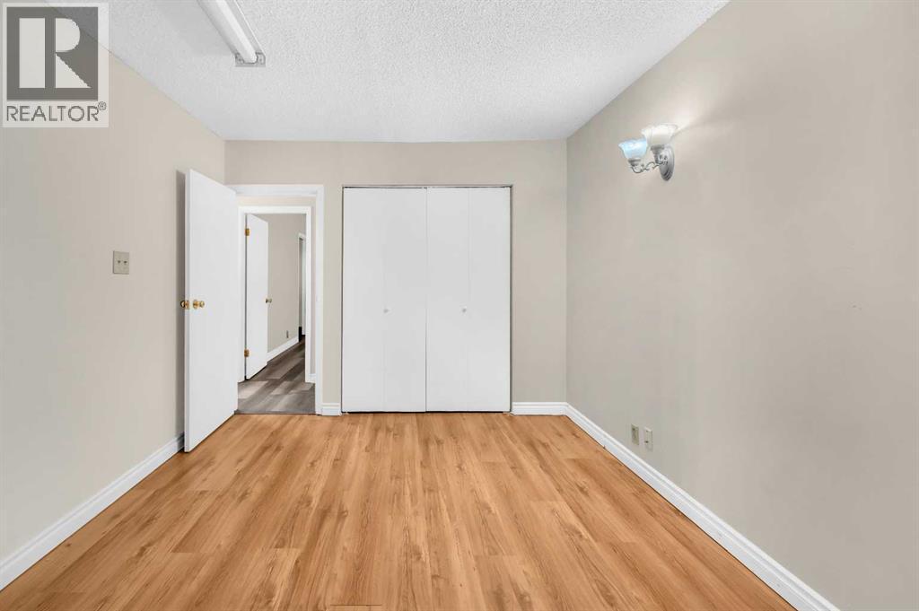 1527 52 Street Se, Calgary, AB - Indoor Photo Showing Other Room
