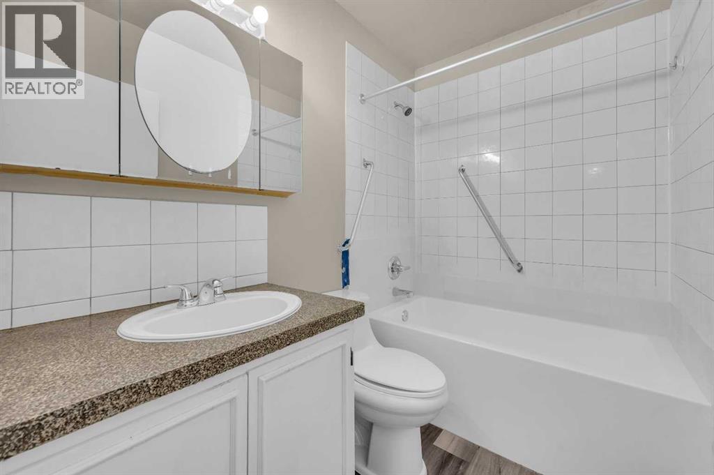 1527 52 Street Se, Calgary, AB - Indoor Photo Showing Bathroom