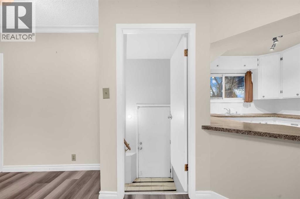 1527 52 Street Se, Calgary, AB - Indoor Photo Showing Other Room