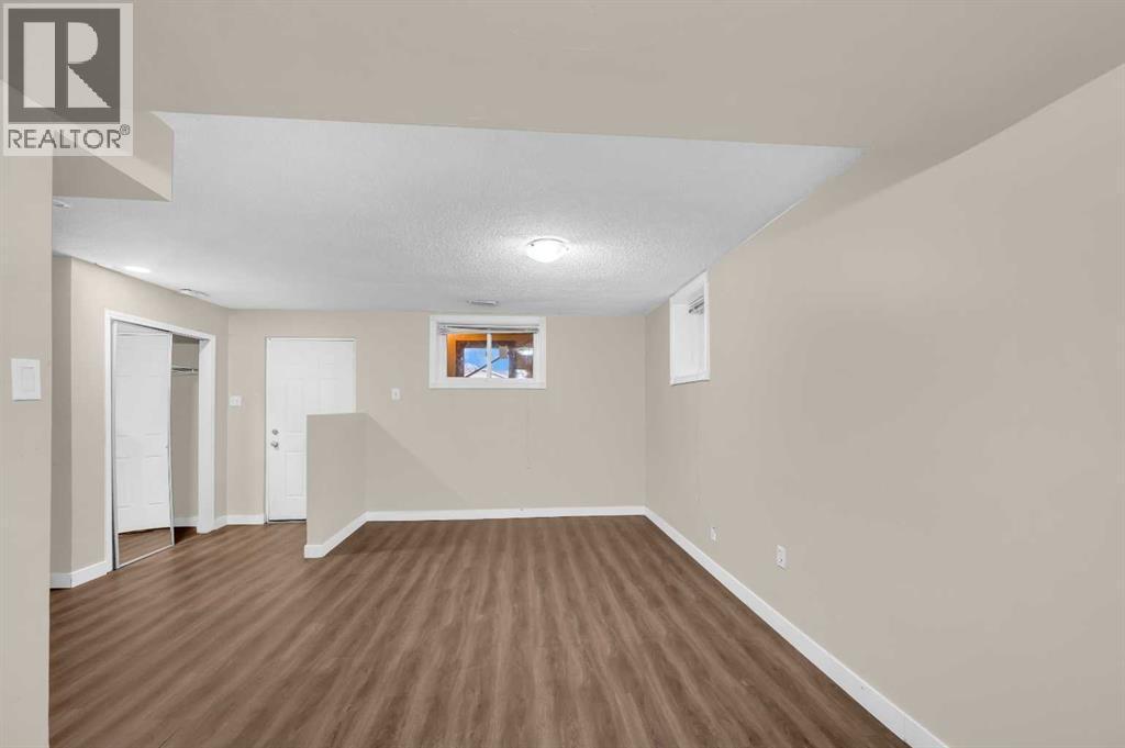 1527 52 Street Se, Calgary, AB - Indoor Photo Showing Other Room