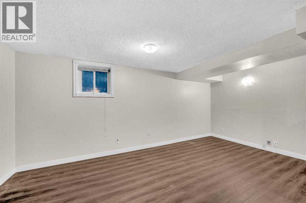 1527 52 Street Se, Calgary, AB - Indoor Photo Showing Other Room