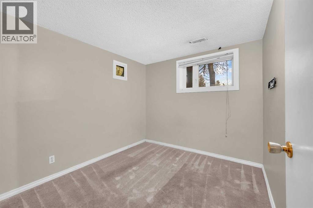 1527 52 Street Se, Calgary, AB - Indoor Photo Showing Other Room