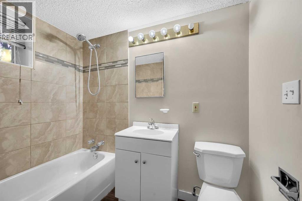 1527 52 Street Se, Calgary, AB - Indoor Photo Showing Bathroom