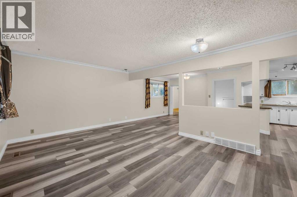 1527 52 Street Se, Calgary, AB - Indoor Photo Showing Kitchen