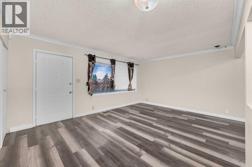 1527 52 Street Se, Calgary, AB - Indoor Photo Showing Other Room