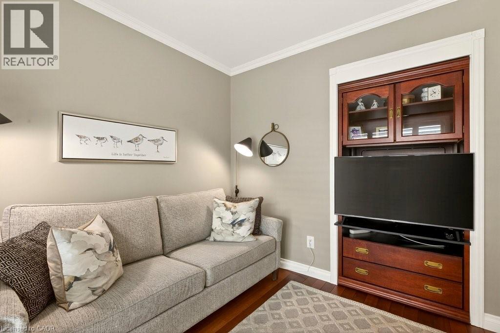 4017 Kingston Court, Burlington, ON - Indoor Photo Showing Living Room
