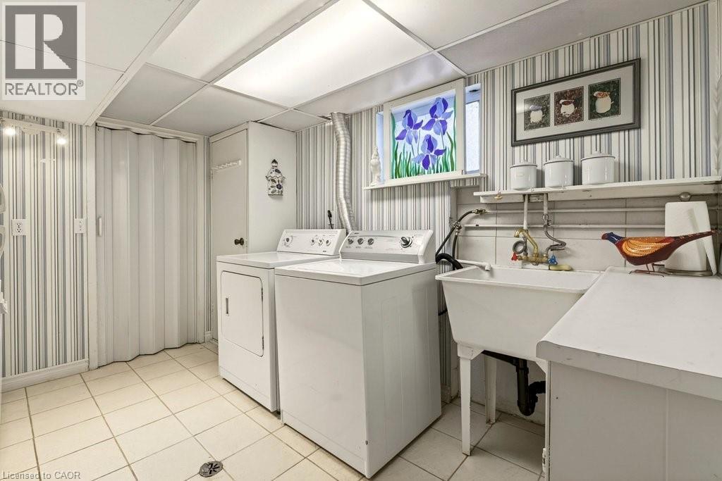 4017 Kingston Court, Burlington, ON - Indoor Photo Showing Laundry Room