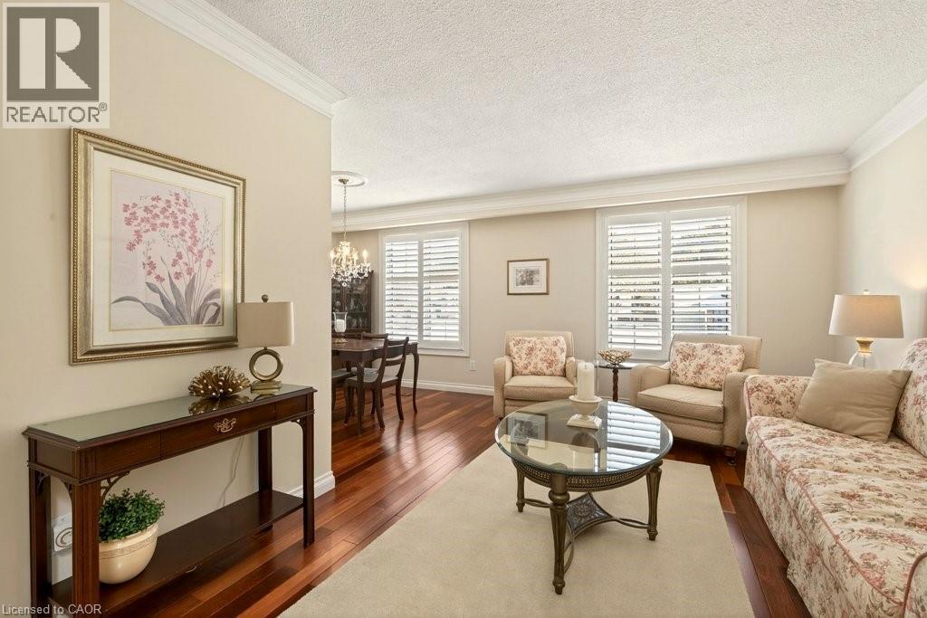 4017 Kingston Court, Burlington, ON - Indoor Photo Showing Living Room