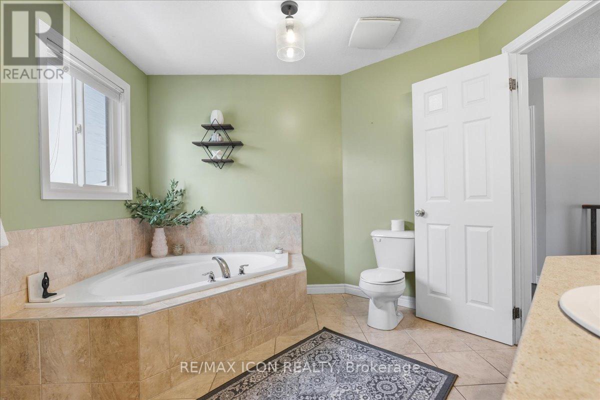 361 Sienna Crescent, Kitchener, ON - Indoor Photo Showing Bathroom