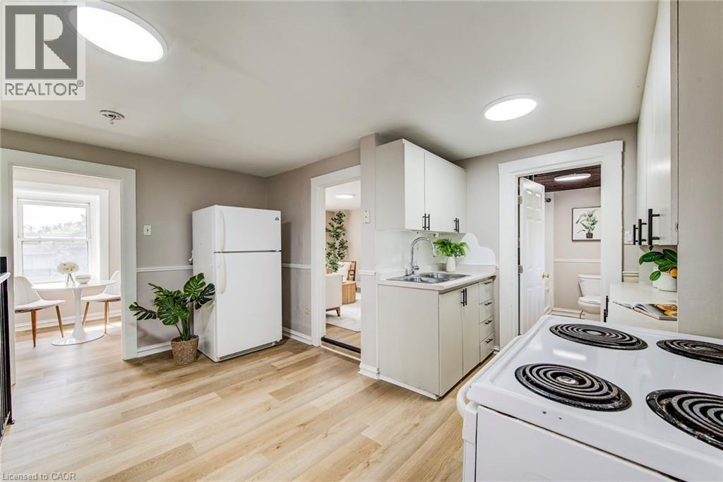 1331 King Street E, Cambridge, ON - Indoor Photo Showing Kitchen