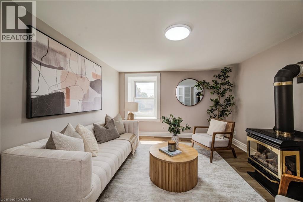 1331 King Street E, Cambridge, ON - Indoor Photo Showing Living Room With Fireplace