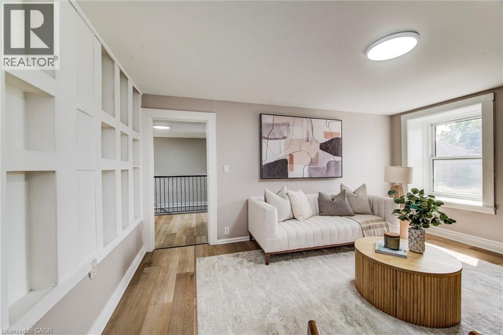 1331 King Street E, Cambridge, ON - Indoor Photo Showing Living Room