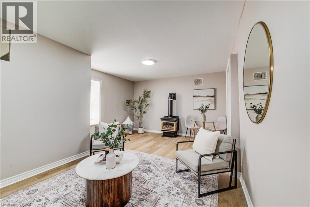 1331 King Street E, Cambridge, ON - Indoor Photo Showing Living Room