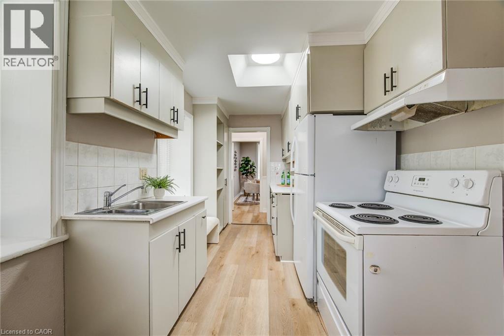 1331 King Street E, Cambridge, ON - Indoor Photo Showing Kitchen With Double Sink