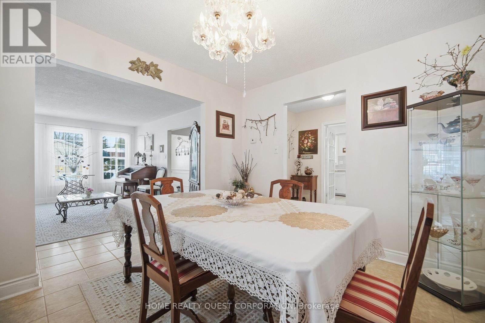 6330 Lorca Crescent, Mississauga, ON - Indoor Photo Showing Dining Room