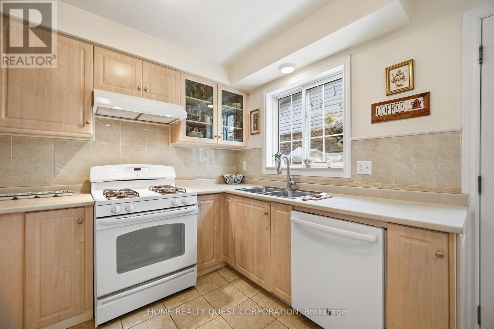 6330 Lorca Crescent, Mississauga, ON - Indoor Photo Showing Kitchen With Double Sink