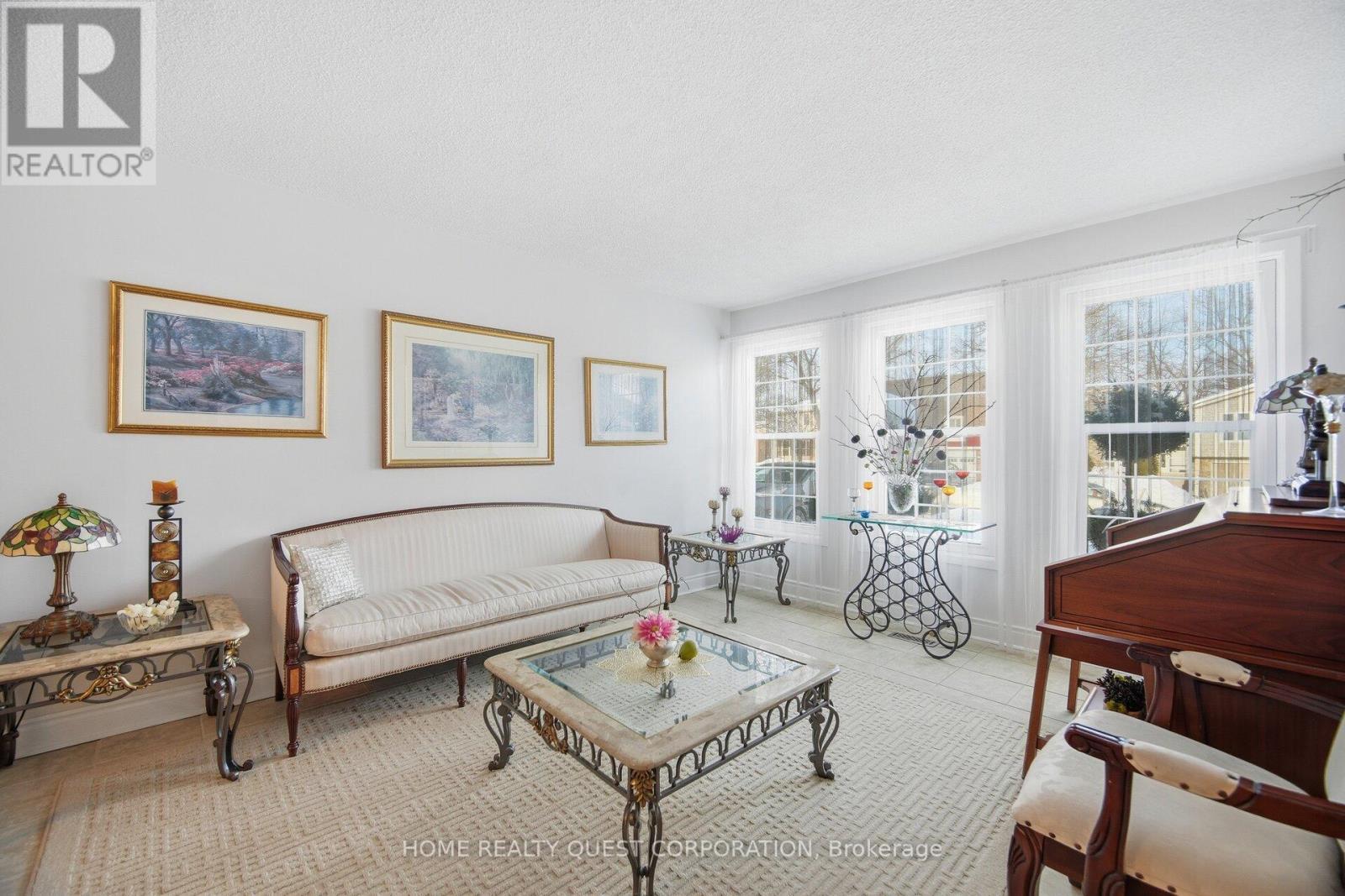 6330 Lorca Crescent, Mississauga, ON - Indoor Photo Showing Living Room