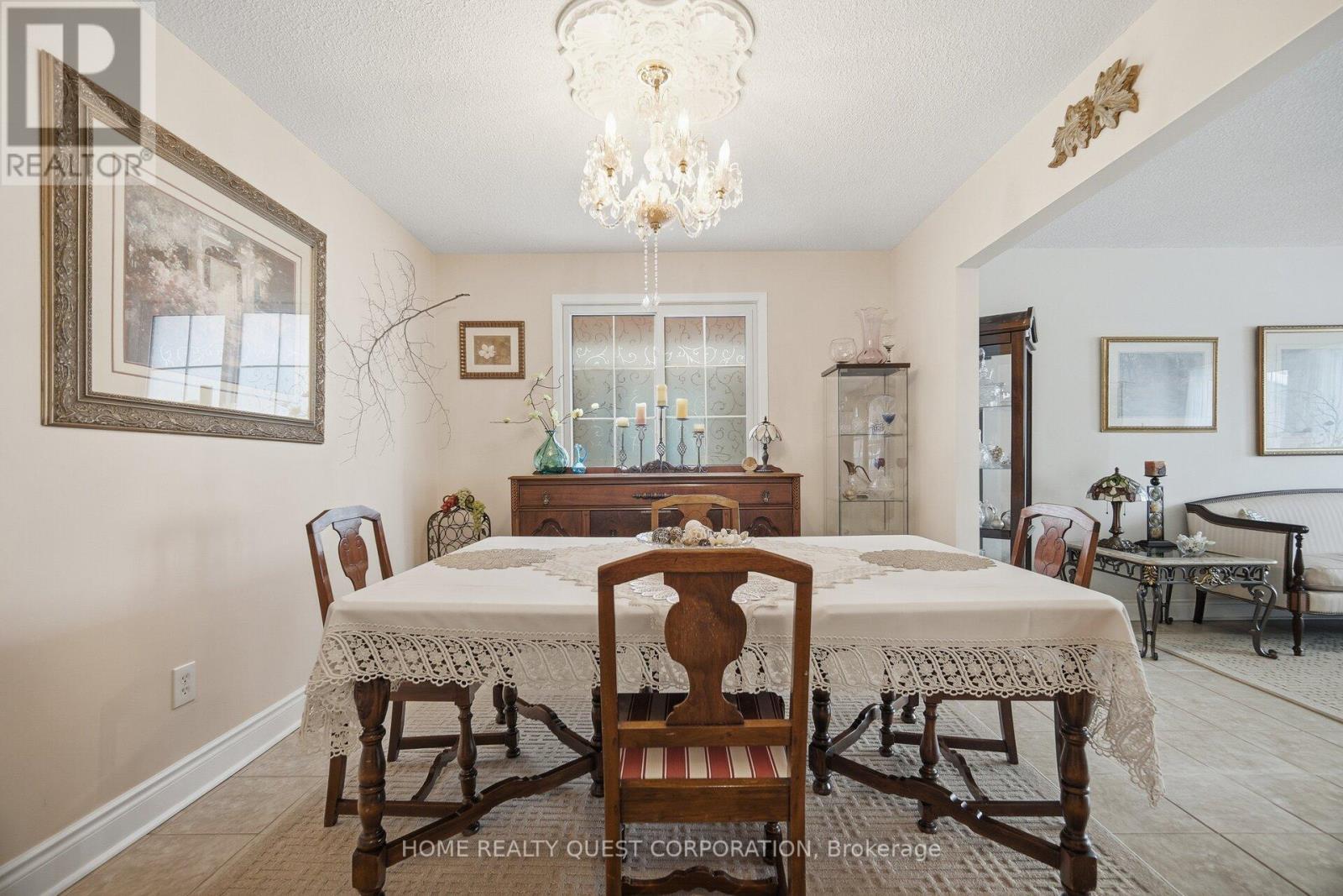 6330 Lorca Crescent, Mississauga, ON - Indoor Photo Showing Dining Room