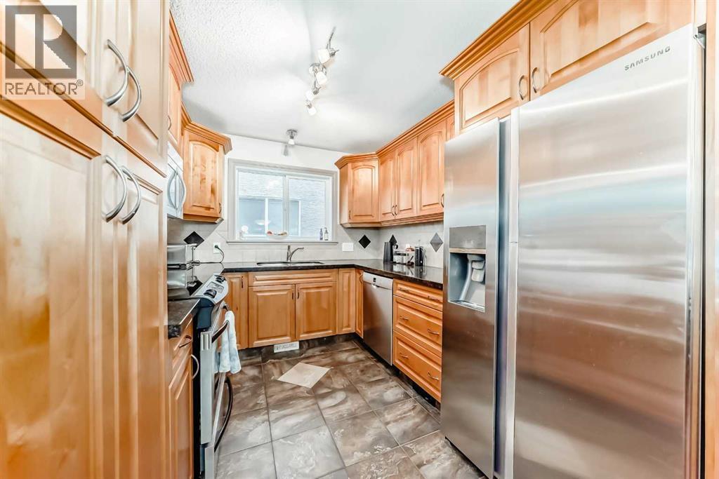 252 18 Avenue Nw, Calgary, AB - Indoor Photo Showing Kitchen With Stainless Steel Kitchen