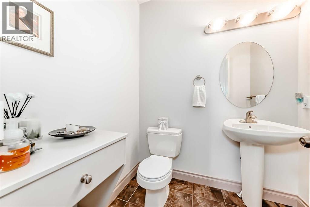 252 18 Avenue Nw, Calgary, AB - Indoor Photo Showing Bathroom