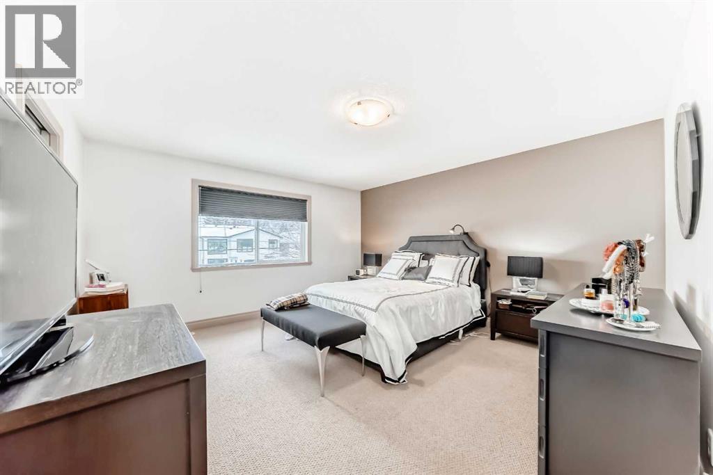 252 18 Avenue Nw, Calgary, AB - Indoor Photo Showing Bedroom