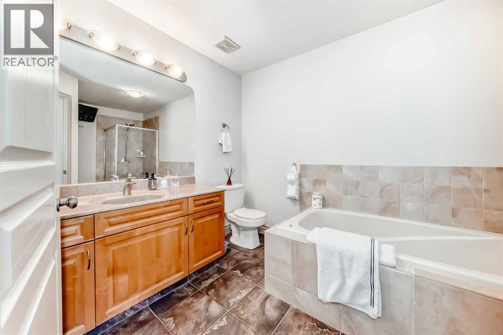 252 18 Avenue Nw, Calgary, AB - Indoor Photo Showing Bathroom