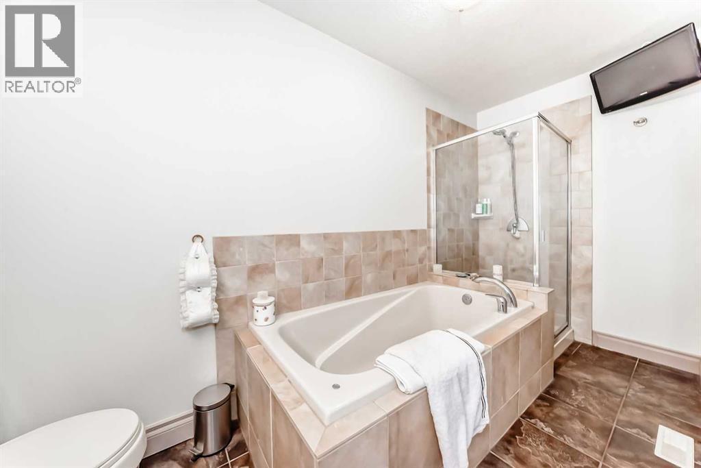252 18 Avenue Nw, Calgary, AB - Indoor Photo Showing Bathroom