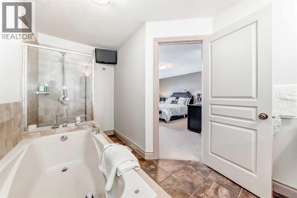 252 18 Avenue Nw, Calgary, AB - Indoor Photo Showing Bathroom