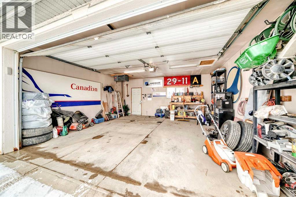 252 18 Avenue Nw, Calgary, AB - Indoor Photo Showing Garage