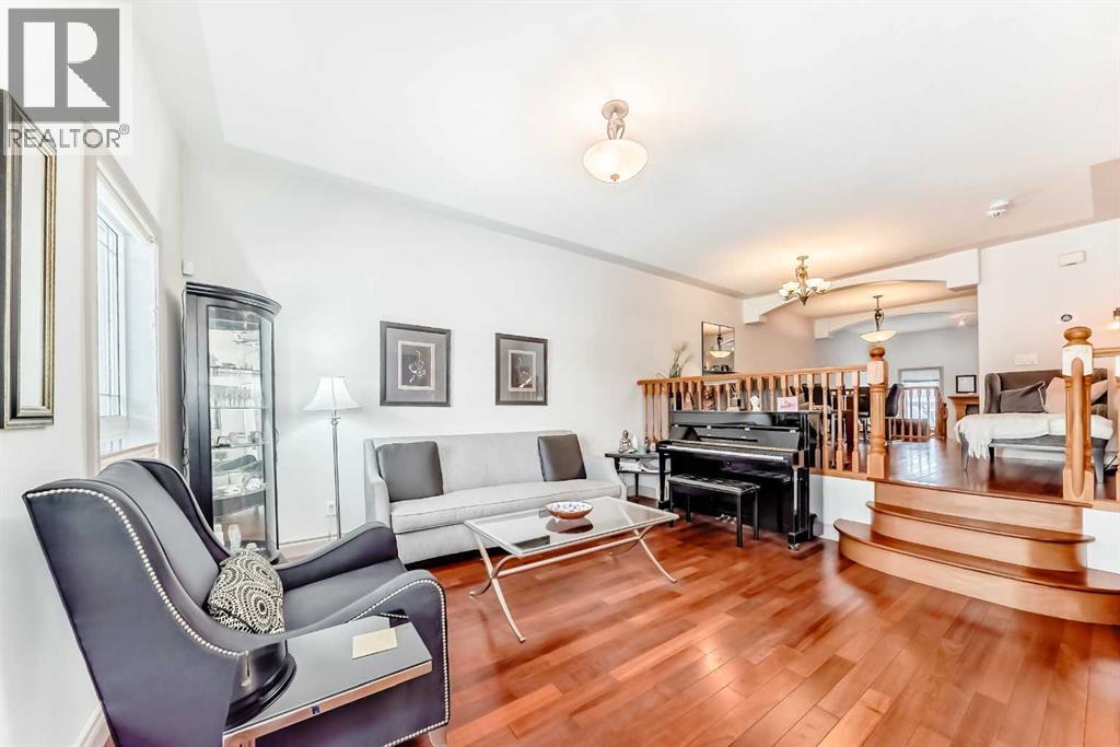 252 18 Avenue Nw, Calgary, AB - Indoor Photo Showing Living Room