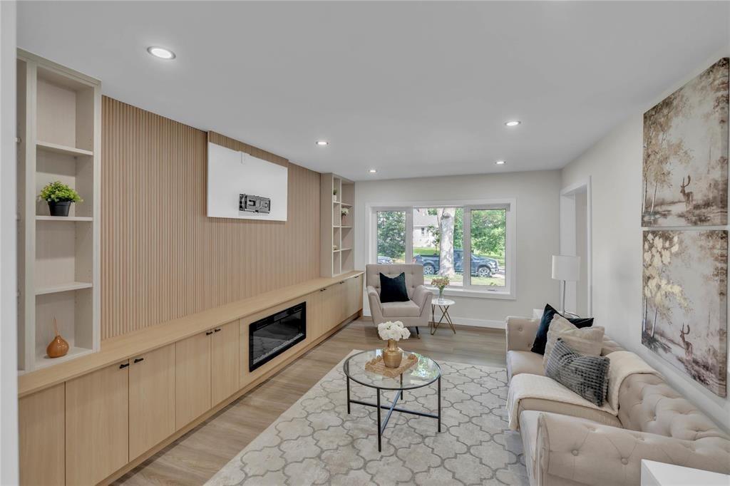 241 Campbell Street, Winnipeg, MB - Indoor Photo Showing Living Room With Fireplace