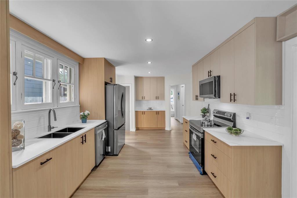 241 Campbell Street, Winnipeg, MB - Indoor Photo Showing Kitchen With Stainless Steel Kitchen With Double Sink With Upgraded Kitchen