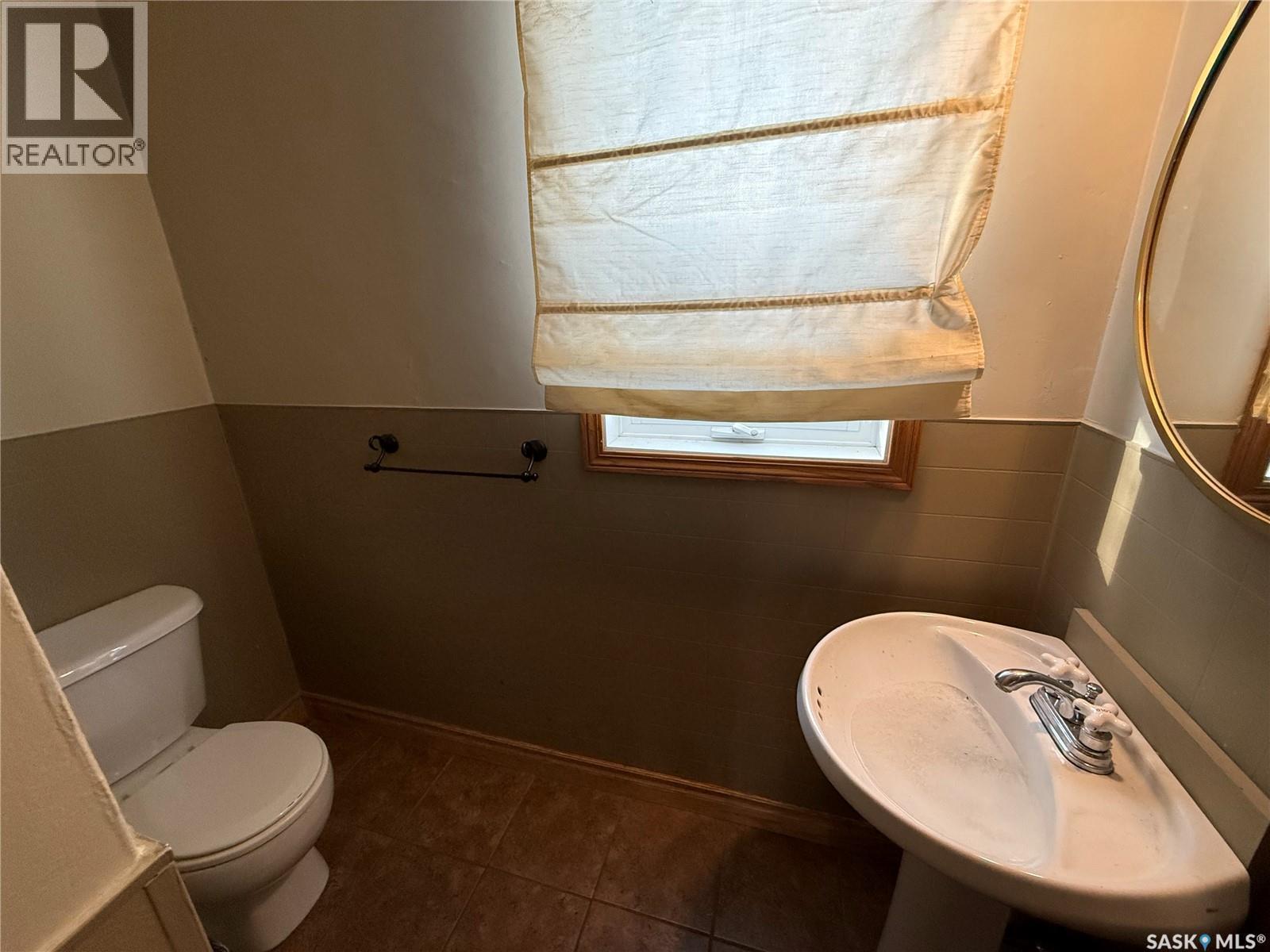 304 3Rd Avenue Sw, Eston, SK - Indoor Photo Showing Bathroom