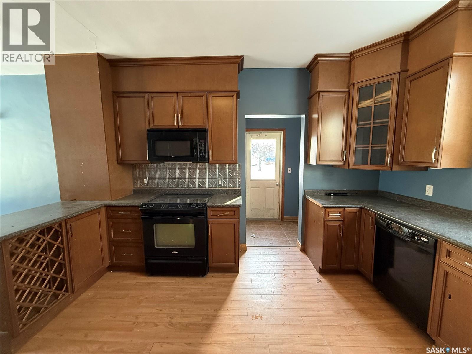 304 3Rd Avenue Sw, Eston, SK - Indoor Photo Showing Kitchen