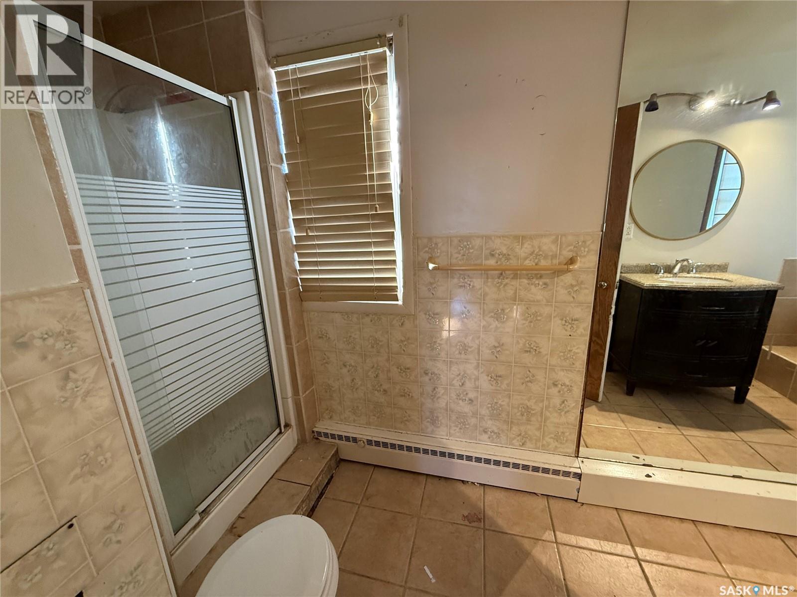 304 3Rd Avenue Sw, Eston, SK - Indoor Photo Showing Bathroom