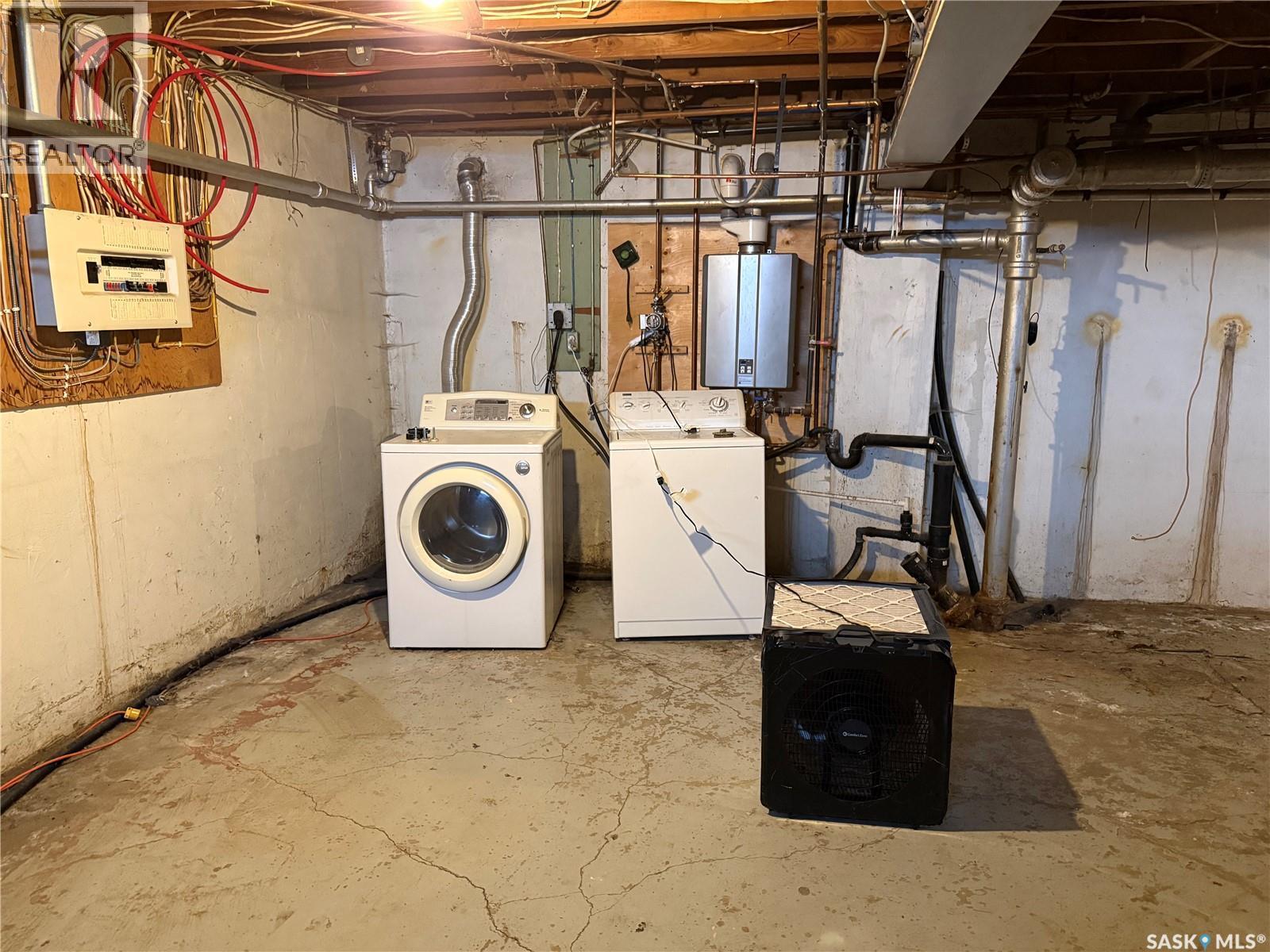 304 3Rd Avenue Sw, Eston, SK - Indoor Photo Showing Laundry Room