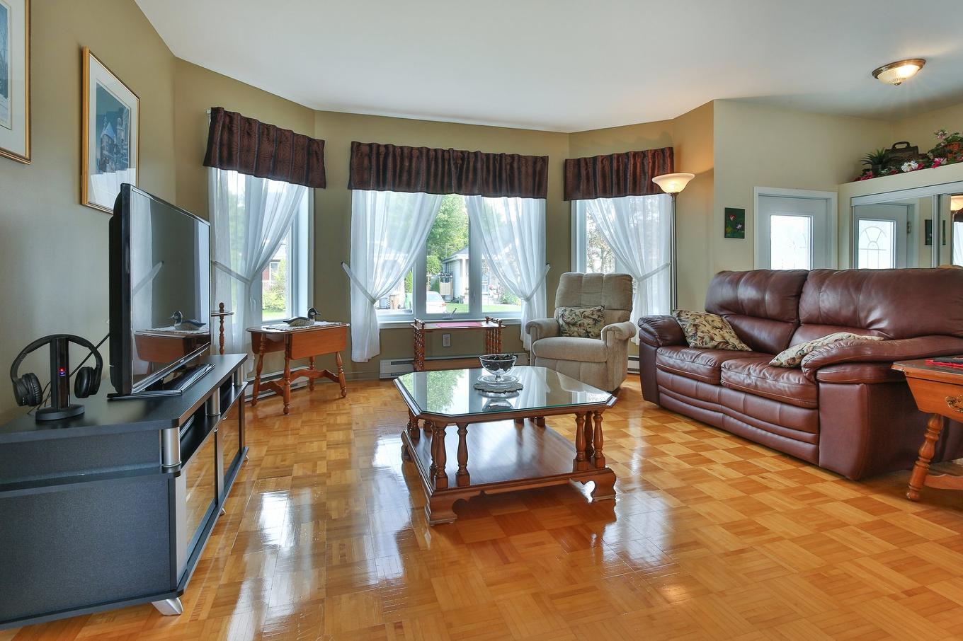 Living room - 292 Rue Louis-Pasteur, Saint-Jean-Sur-Richelieu, QC - Indoor Photo Showing Living Room