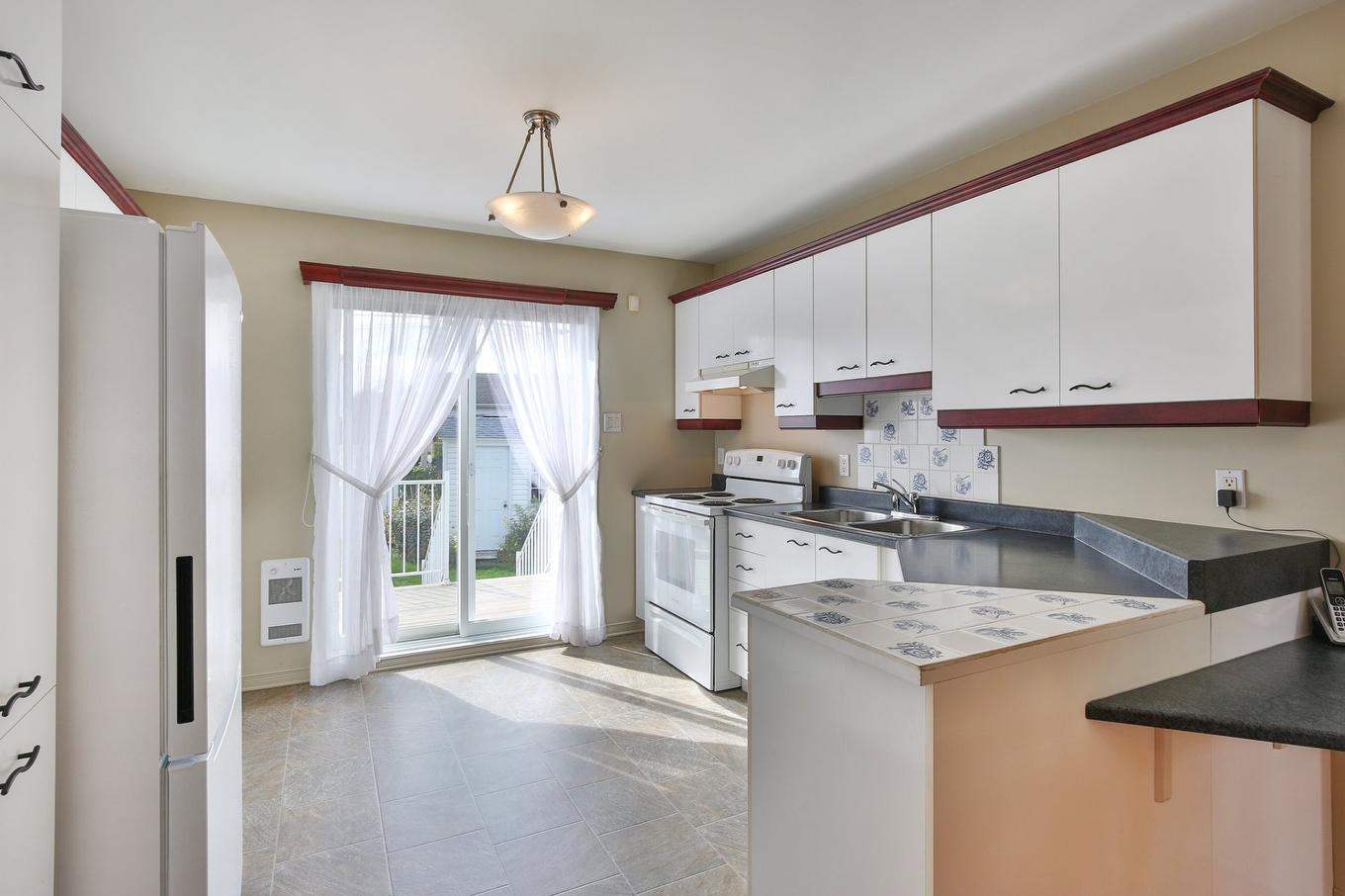 Kitchen - 292 Rue Louis-Pasteur, Saint-Jean-Sur-Richelieu, QC - Indoor Photo Showing Kitchen With Double Sink