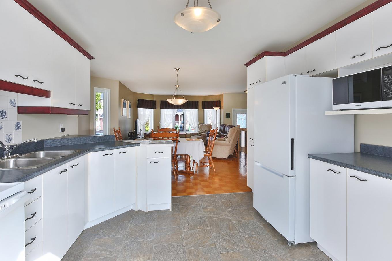 Kitchen - 292 Rue Louis-Pasteur, Saint-Jean-Sur-Richelieu, QC - Indoor Photo Showing Kitchen With Double Sink