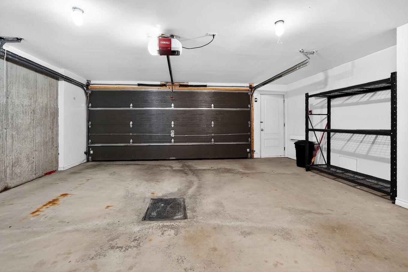 Garage - 5-8090 Rue De Londres, Brossard, QC - Indoor Photo Showing Garage