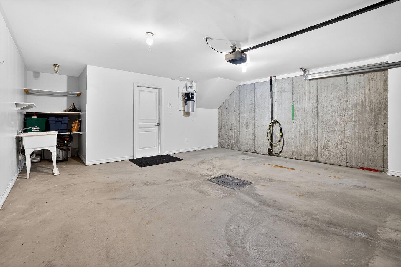 Garage - 5-8090 Rue De Londres, Brossard, QC - Indoor Photo Showing Garage