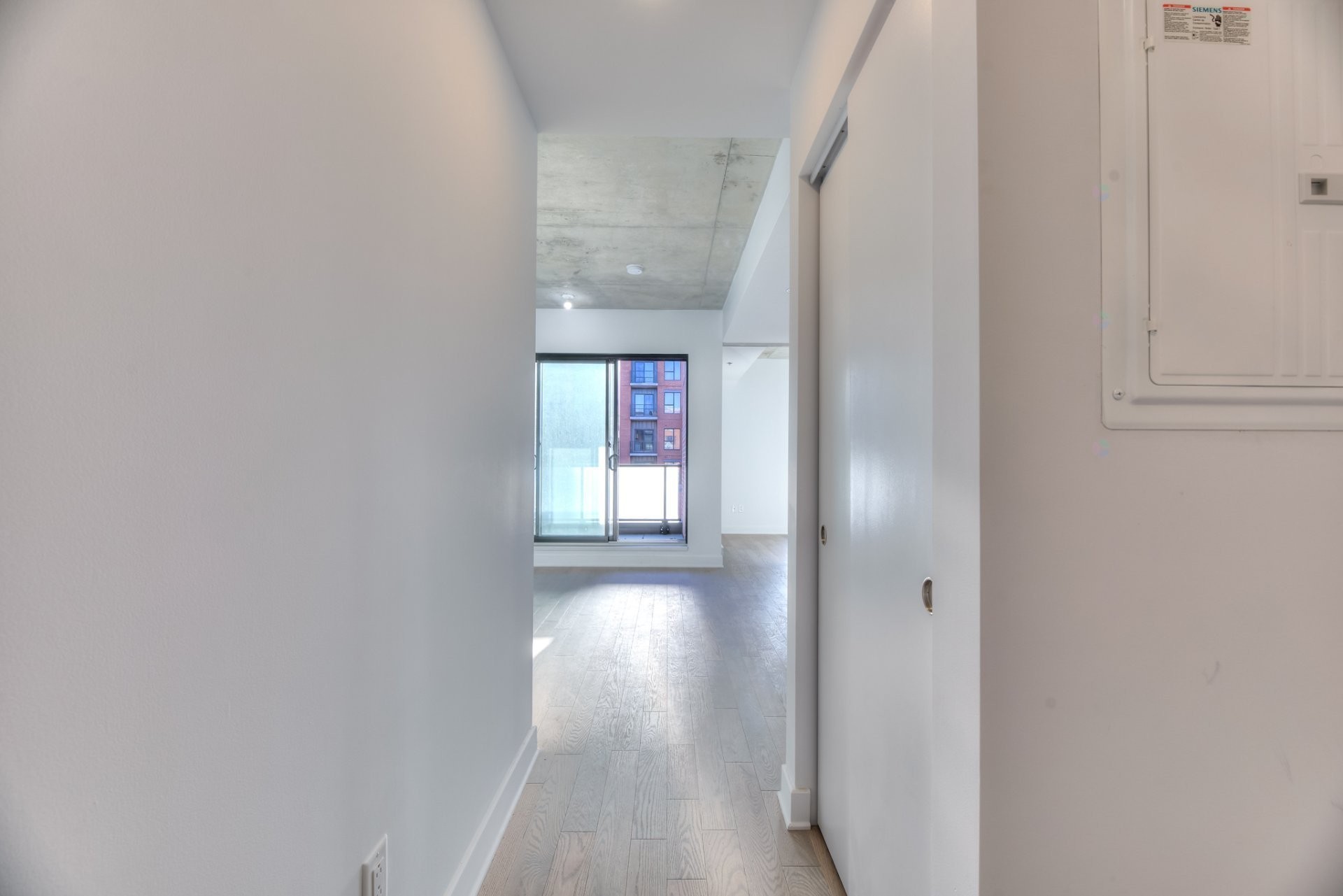 Mud Room - 210-2660 Rue Ontario E., Montréal (Ville-Marie), QC - Indoor Photo Showing Other Room