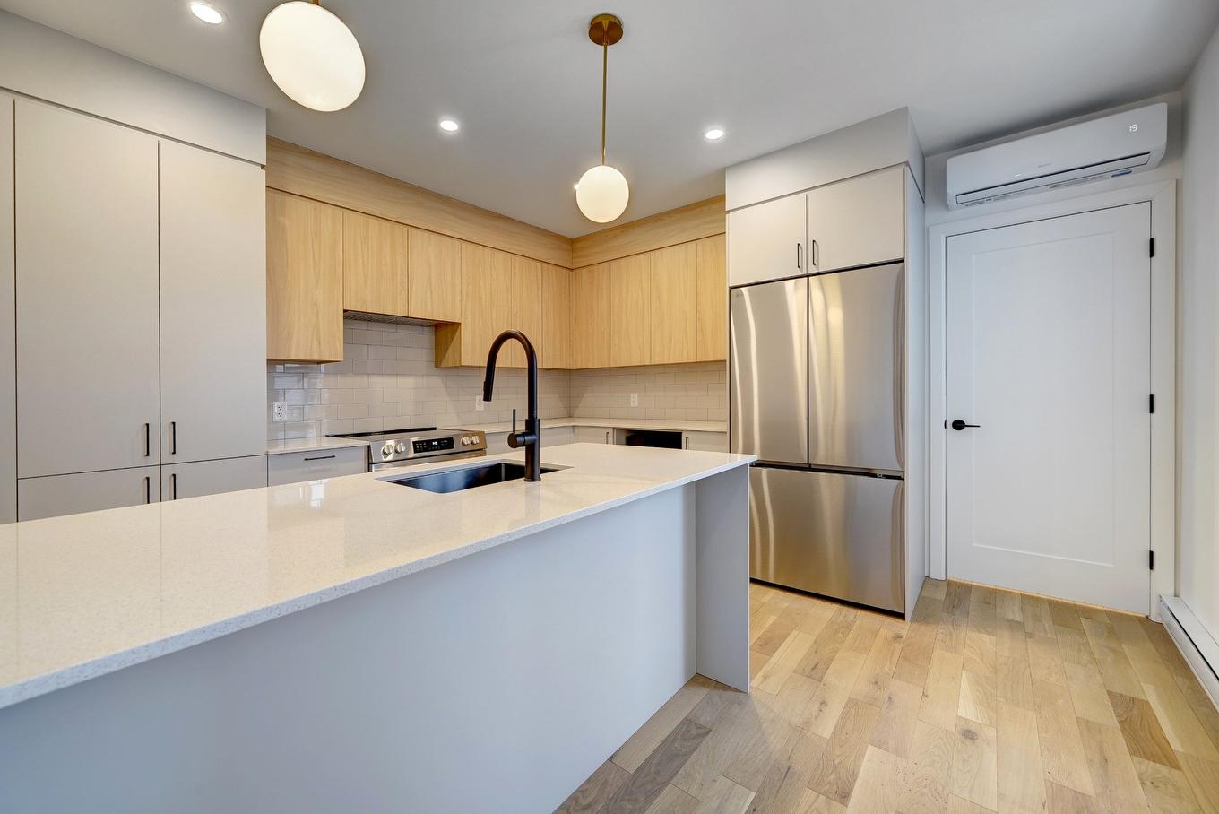 Kitchen - 6768 Av. Christophe-Colomb, Montréal (Rosemont/La Petite-Patrie), QC - Indoor Photo Showing Kitchen With Upgraded Kitchen