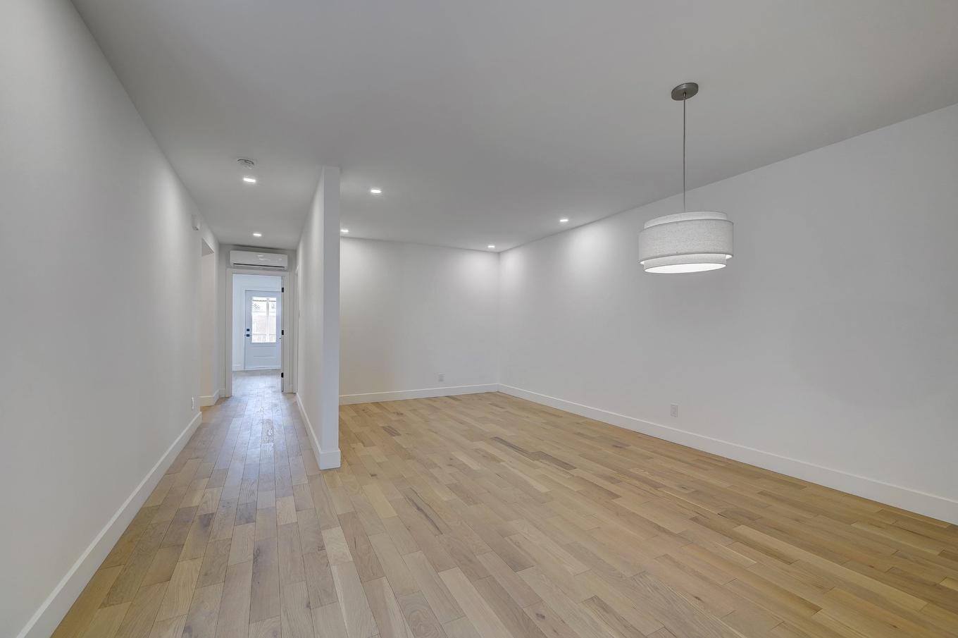 Salon - 6770 Av. Christophe-Colomb, Montréal (Rosemont/La Petite-Patrie), QC - Indoor Photo Showing Other Room