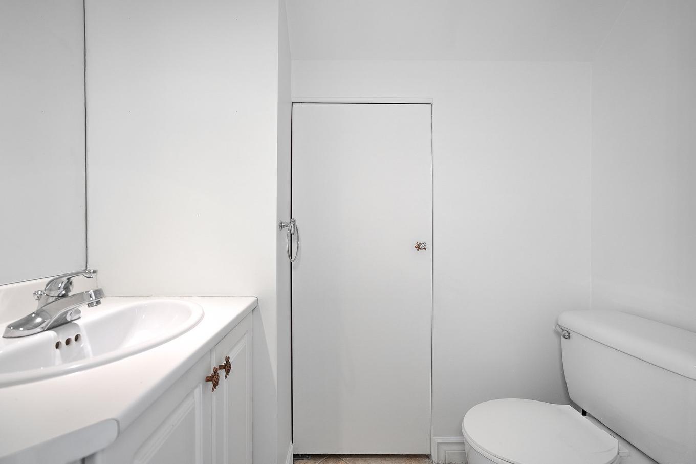 Powder room - 604-355 Rue Berri, Montréal (Ville-Marie), QC - Indoor Photo Showing Bathroom