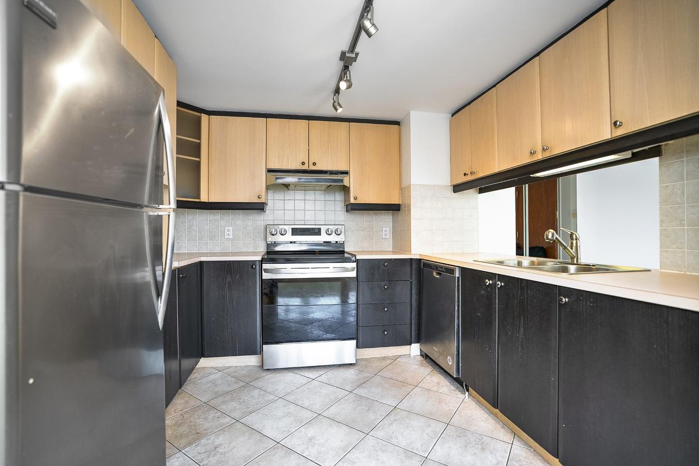 Kitchen - 604-355 Rue Berri, Montréal (Ville-Marie), QC - Indoor Photo Showing Kitchen With Double Sink